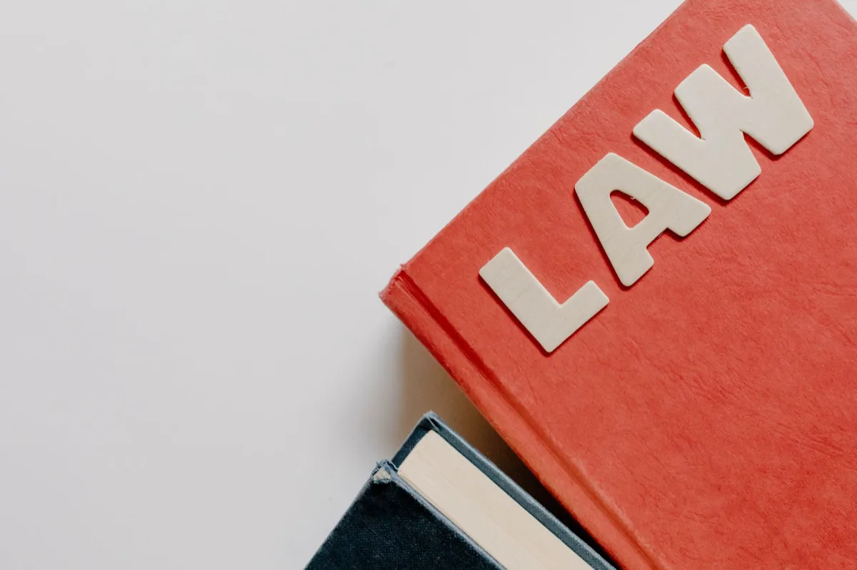 Livro de lei com ícone de cadeado digital em ambiente profissional