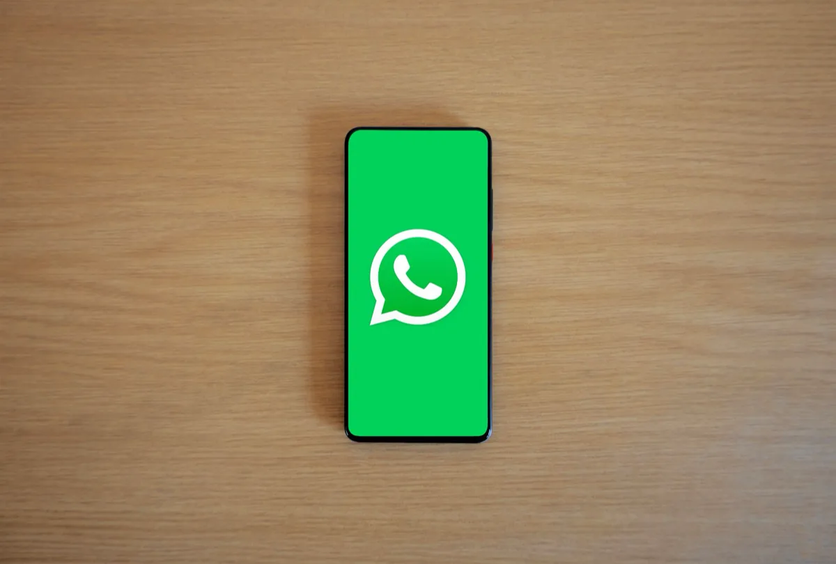 Usuário clicando botão de contato WhatsApp em site móvel