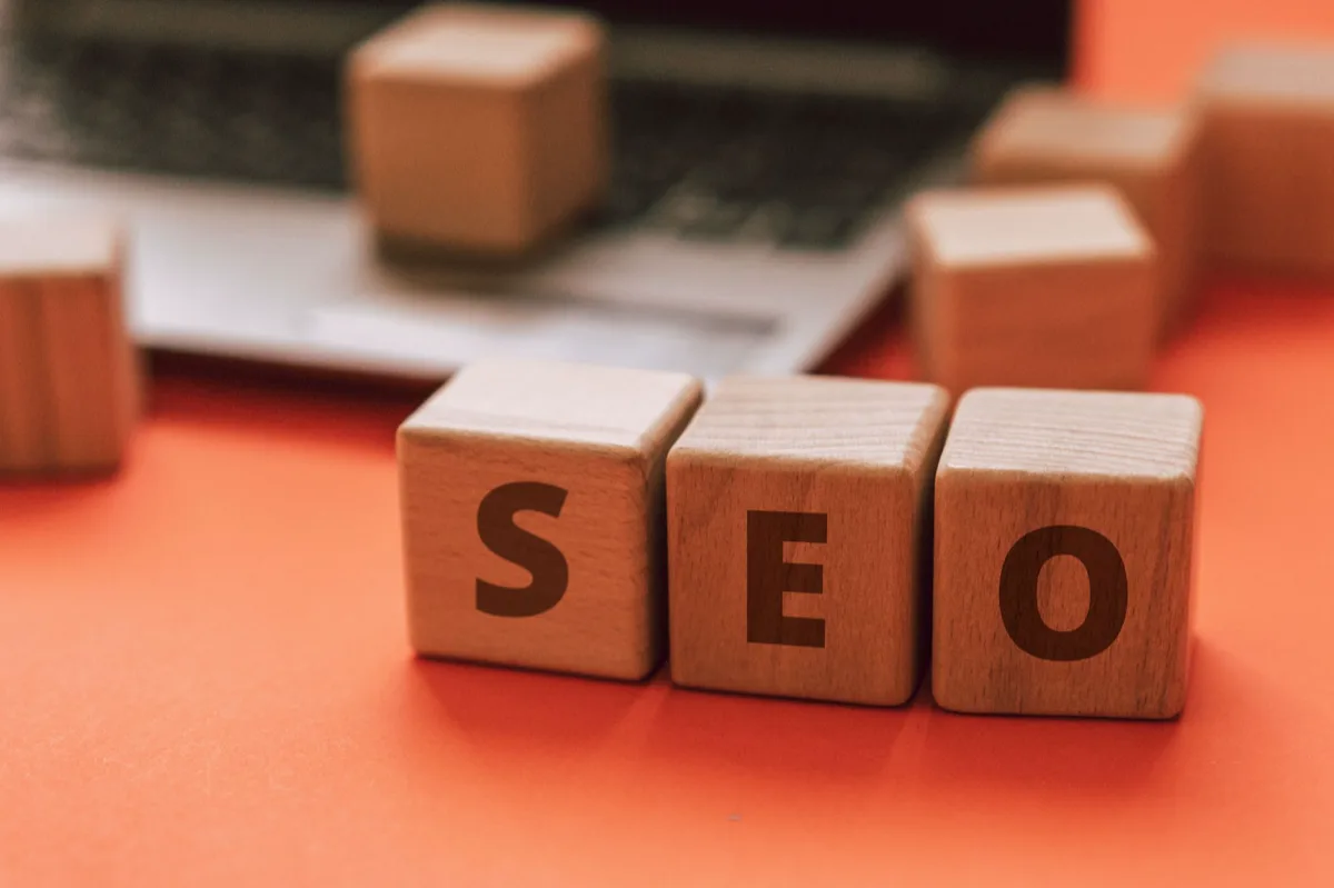 Infográfico pirâmide SEO com relevância e autoridade