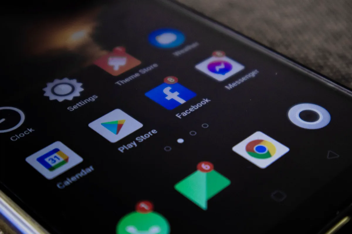 Celular com calendário de conteúdo de redes sociais