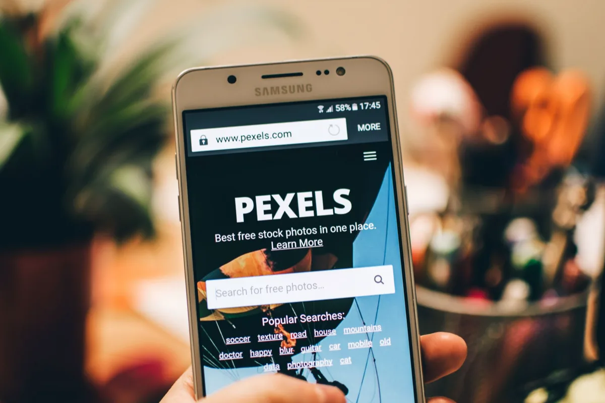 Comparação de site não responsivo e responsivo em celular