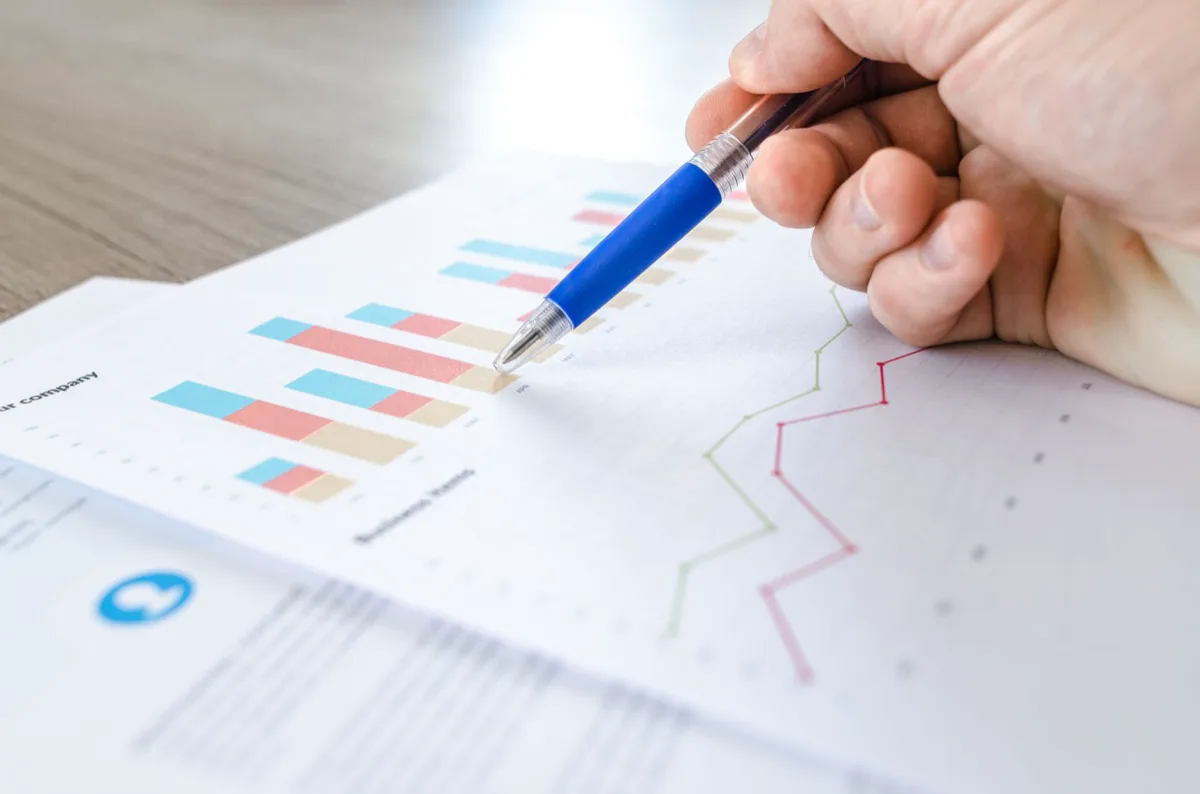 Empresário analisando relatórios de dados em escritório moderno