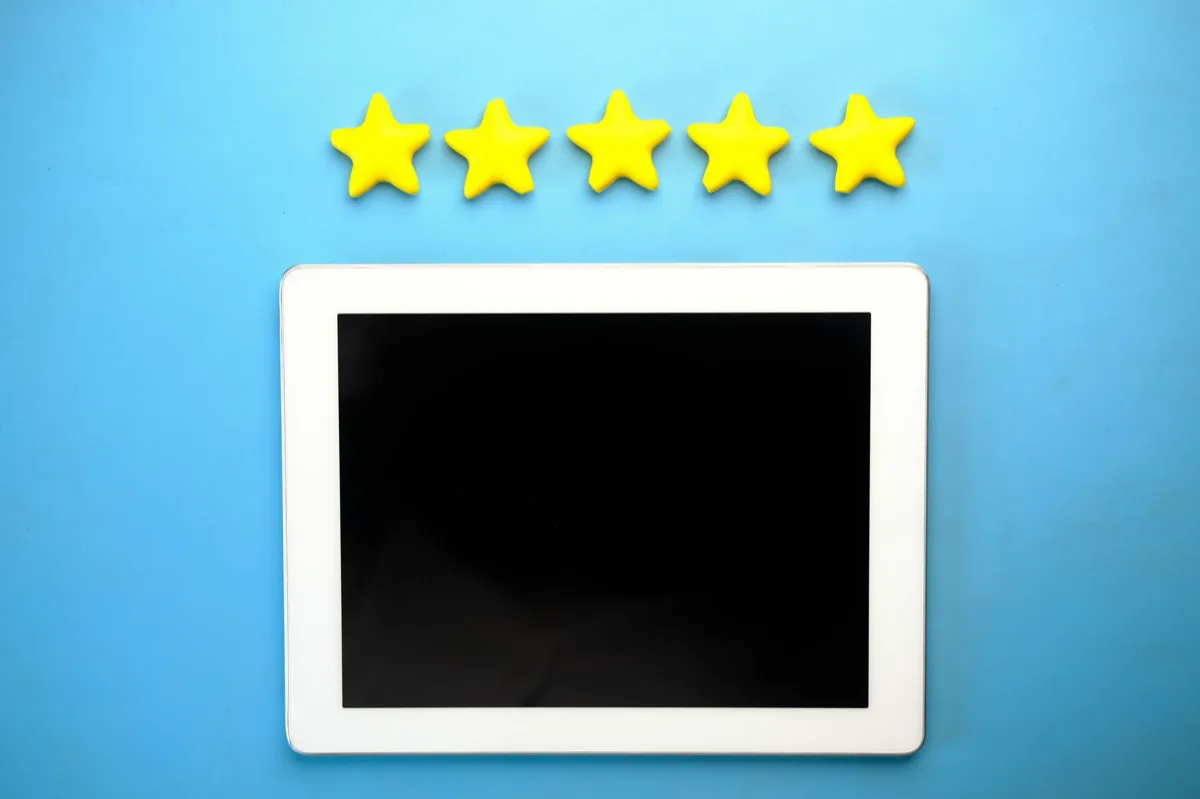 Empresário respondendo avaliações em tablet