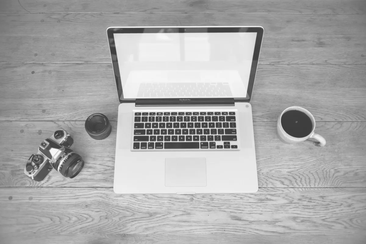 Laptop com café em mesa de escritório
