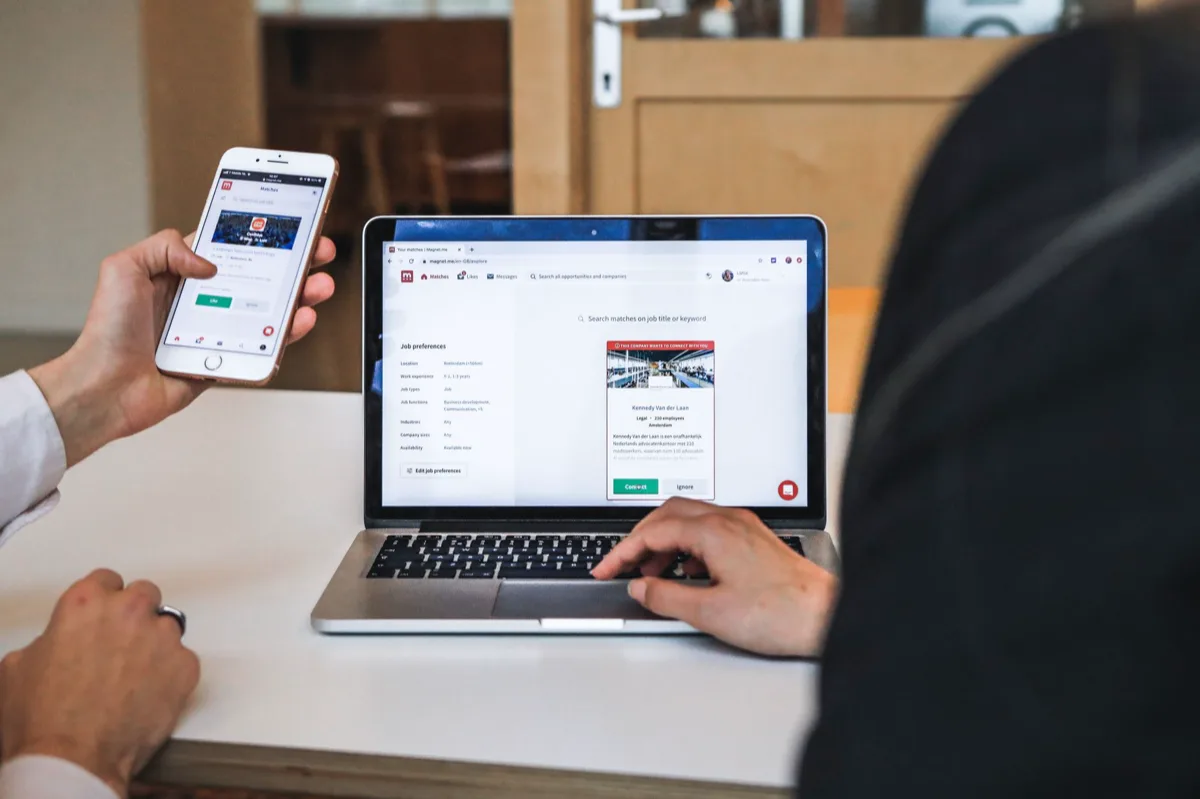 Landing Page vs Site Institucional: Qual é a Diferença e Qual Você Precisa?