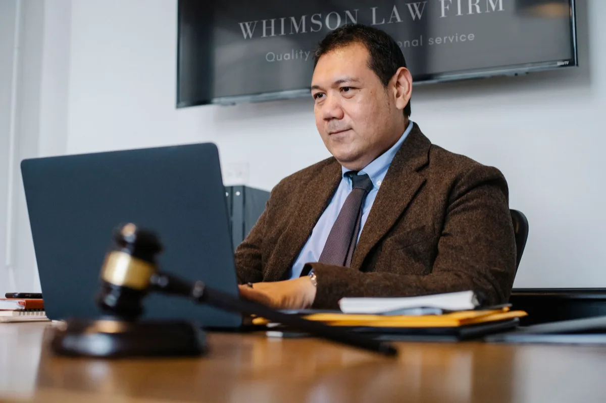 Empresário brasileiro com consultor legal em escritório moderno