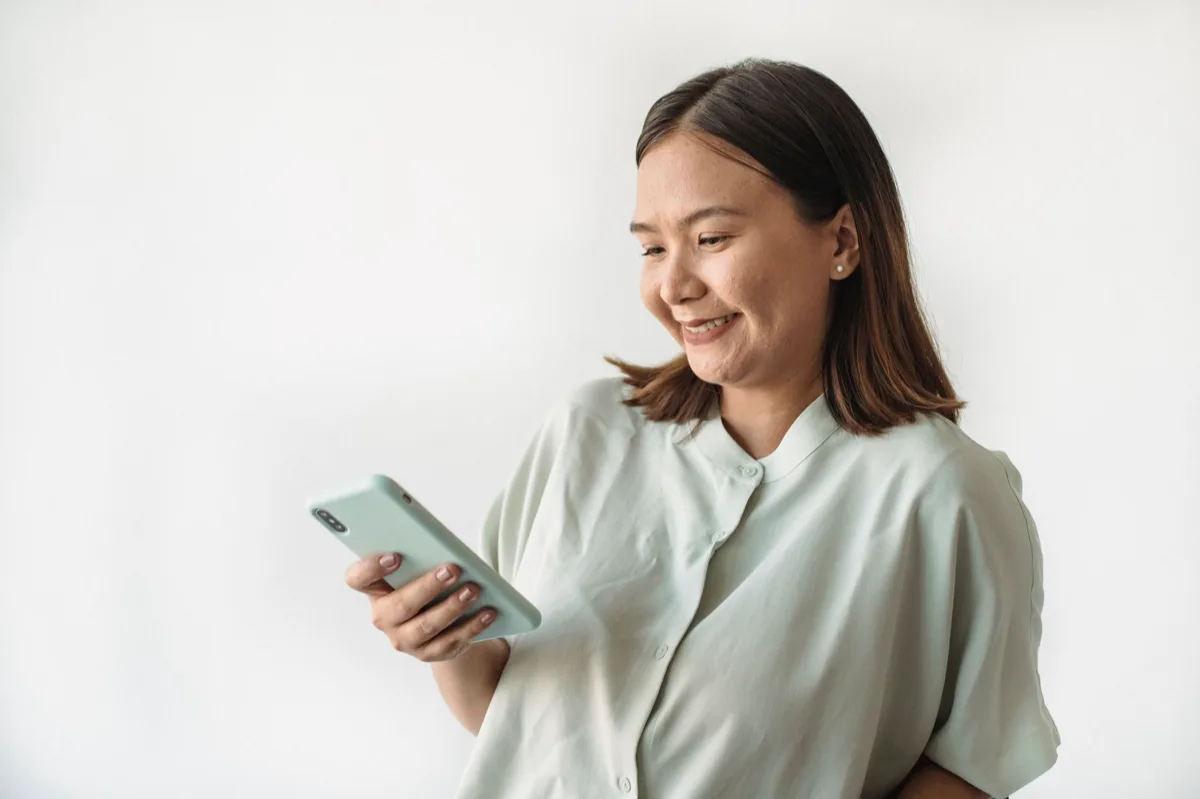 Usuário feliz navegando rápido em celular moderno