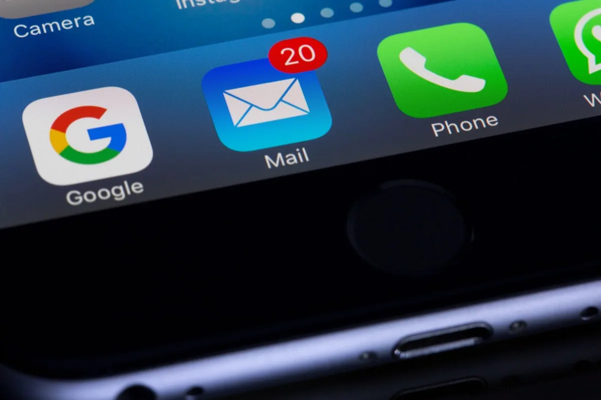 Tela de celular com ícones de aplicativos de mensagem