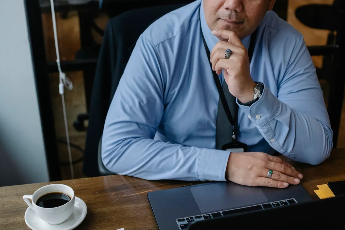 Empresário revisando lista de contatos no computador