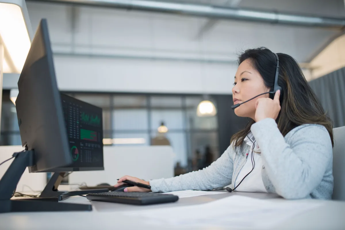 Atendente de serviço ao cliente digitando no computador